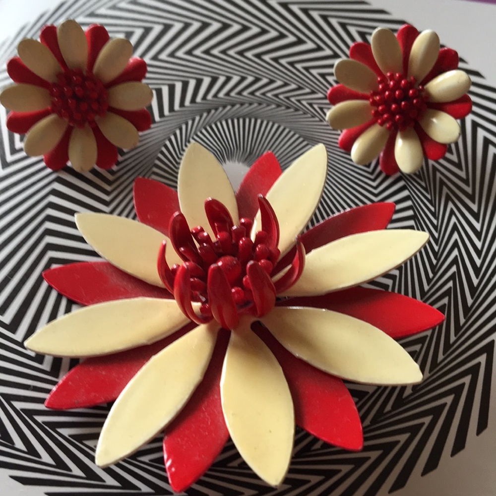 1960's vintage daisy pin & earrings red & white